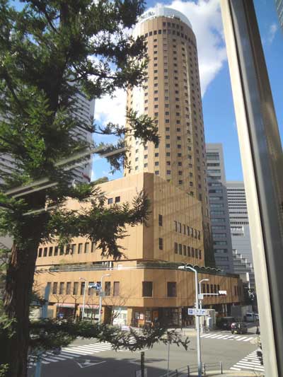 自習室 大阪、大阪梅田２号店の窓越しに見える大阪丸ビル