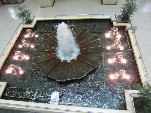 ルミエ自習室／梅田１号店・２号店の有る大阪駅前第２ビルの噴水、2階からの景色